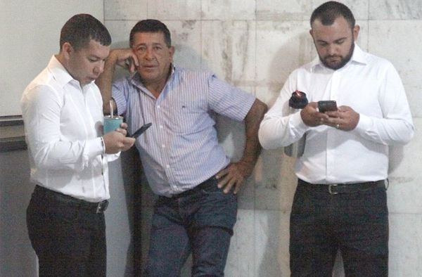 Cámara confirma exigua condena a “caseros de oro” del diputado Tomás Rivas - Nacionales - ABC Color