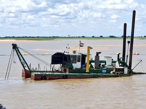 MOPC realiza trabajos de dragado en zona sur del río Paraguay