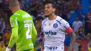 Gustavo Gómez y su fuerte cruce con su compañero Weverton