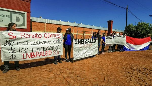 Trabajadores se manifiestan frente a maquiladora tras despido masivo