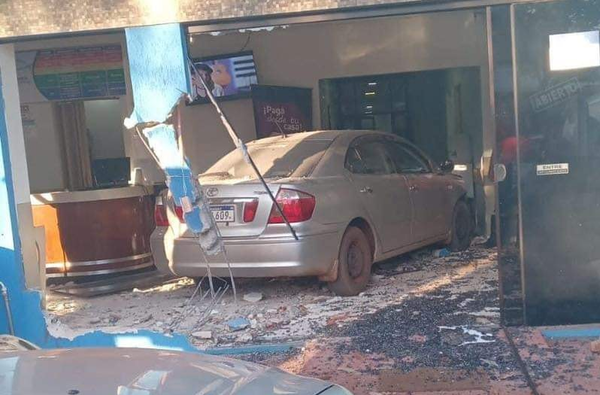 Mujer chocó contra una clínica mientras auxiliaba a su marido - Noticiero Paraguay