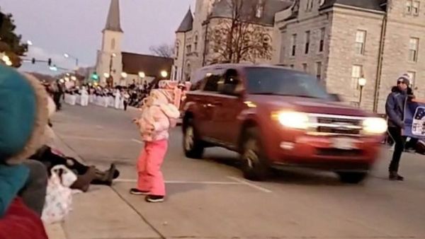 Wisconsin: al menos 5 muertos y más de 40 heridos tras embestir una camioneta contra un desfile navideño en Waukesha