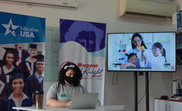 "Espacio Americano" brinda acceso a programas y becas en la UNE