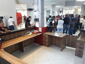 San Lorenzo: funcionarios municipales reciben sus sueldos luego de tres meses sin cobrar - Nacionales - ABC Color