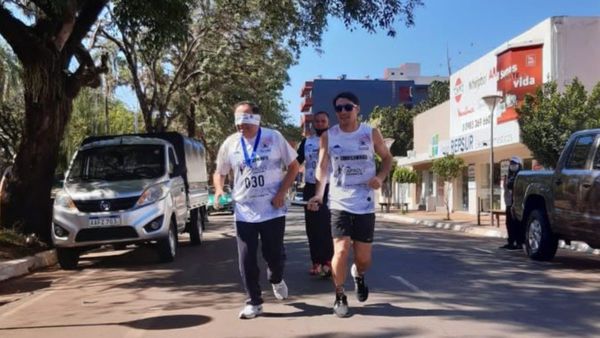 Realizan correcaminata de personas con discapacidad visual en Encarnación