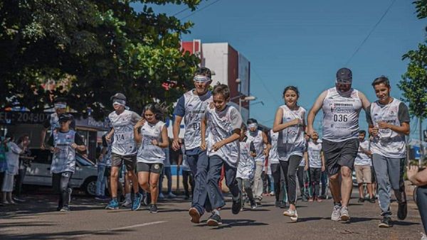 Realizan la primera correcaminata nacional para personas con discapacidad visual