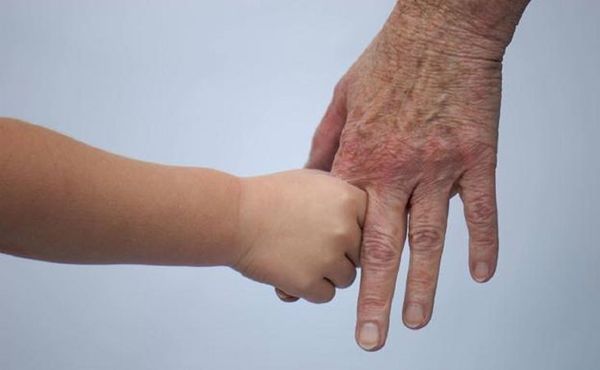 Cómo reacciona el cerebro de las abuelas al ver a sus nietos