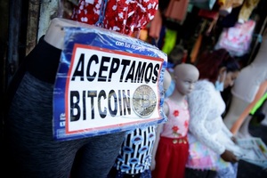 Los salvadoreños prefieren el dólar sobre el bitcóin, según una encuesta - MarketData