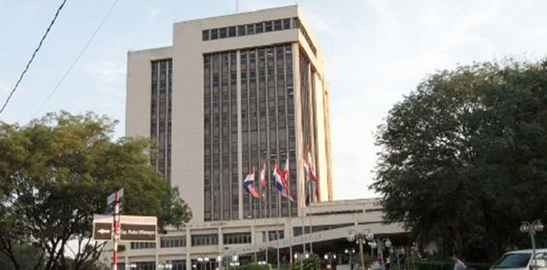 Denuncian que Intendente de Asunción habría aprobado aumento salarial para funcionarios municipales - Paraguay Informa