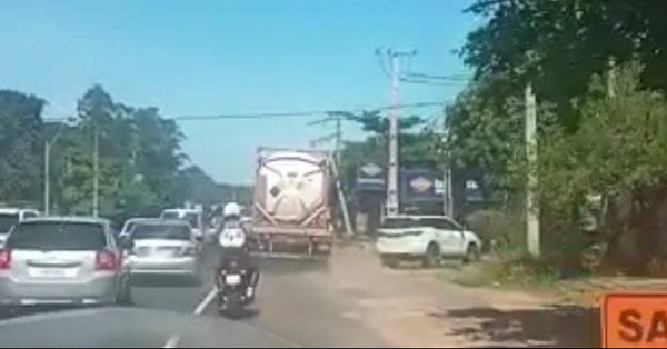 Crónica / [VIDEO] Camionazo ¡sin frenos! se llevó todo por delante