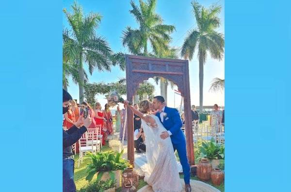 Crónica / BODA EN SAN BER. Bibi entregó a su hijito en el altar