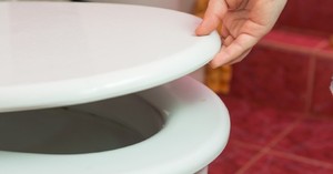 Un médico explica por qué no es buena idea pasar más de 10 minutos en el inodoro - C9N