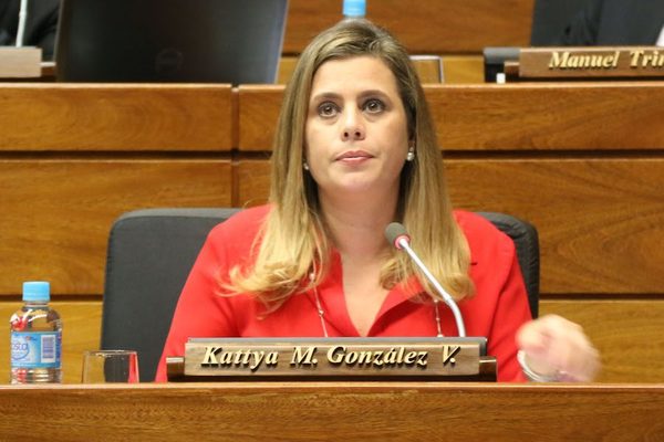"Le sobra 100 mil guaraní", Katya González rompió un billete en la sesión de Diputados - Te Cuento Paraguay