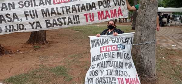 Mamá de periodista se encadena frente al Congreso - Te Cuento Paraguay
