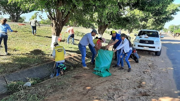 Autoridades electas limpian la casa y conciencian sobre el cuidado ambiental no tirando basura a la calle – La Mira Digital