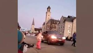 Crónica / Atropelló y mató a personas en un desfile callejero