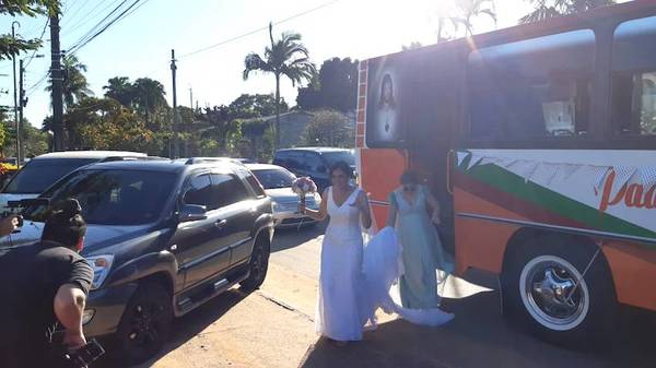 Crónica / MOMENTO ÚNICO. Novia fue rumbo al altar ¡en colectivo!