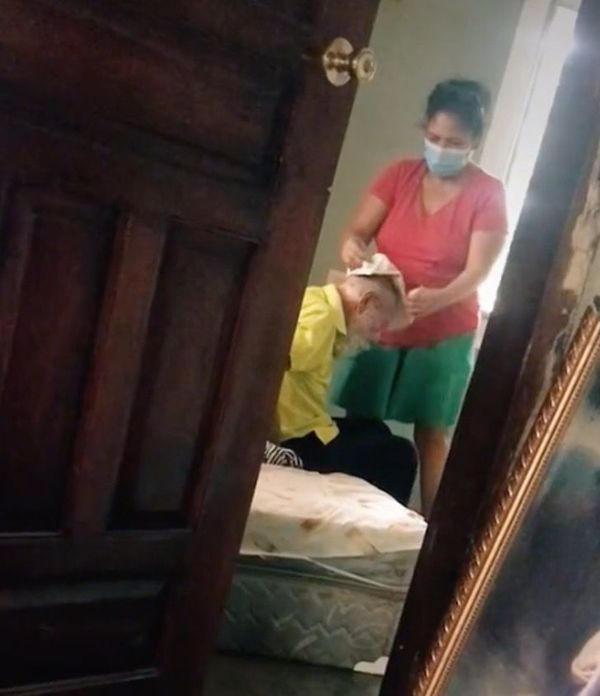 Mujer cuida de su exsuegro a pesar de ser abandonada por su esposo