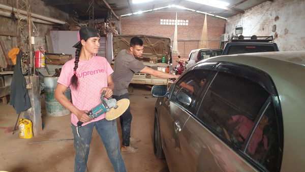 Joven madre horqueteña trabaja en mecánica para mantener a sus hijos