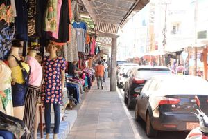 CDE: Despejan calles y veredas ocupadas ilegalmente por comerciantes - Paraguay Informa