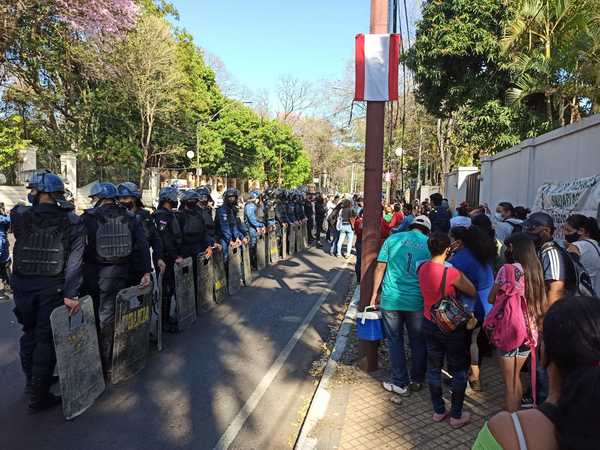 Ollas populares se movilizan frente a Mburuvicharóga por veto parcial a Ley que retira fondos al sector - Paraguay Informa