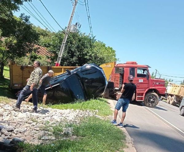 Camión choca contra camioneta tras sufrir desperfectos mecánicos en Pilar