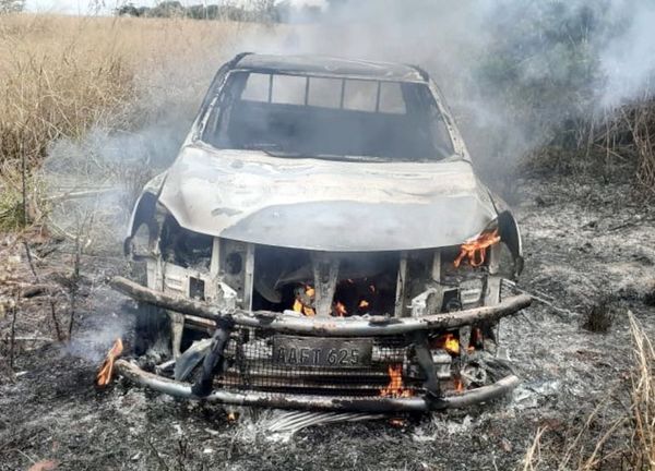 Fue asaltado e incineraron su vehículo - Nacionales - ABC Color