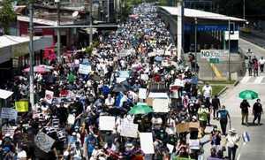 Salvadoreños marchan en las calles contra gestión de Bukele - San Lorenzo Hoy