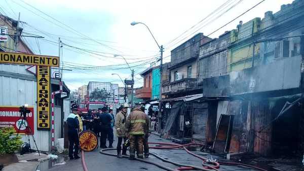 Incendio en el mercado 4: bomberos voluntarios lograron controlar el fuego - San Lorenzo Hoy