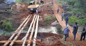 Tacuatí: puente que cayó sigue en las mismas condiciones - San Lorenzo Hoy