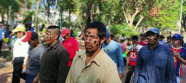 Día de la raza: pueblos indígenas marcharon en la capital del país - San Lorenzo Hoy