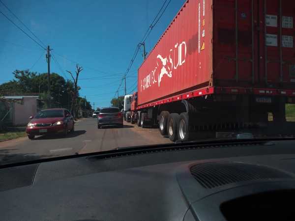 Queja ciudadana: empleados de Leoni vuelven a estacionar sobre Juan Pablo Ocampo - San Lorenzo Hoy