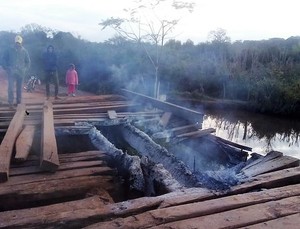 Culpan a inadaptados sociales de quemar puente que une varias localidades de Horqueta – La Mira Digital