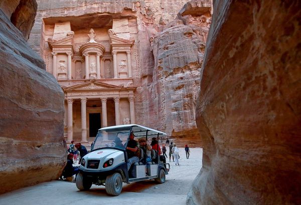 Los carruajes turísticos de la antigua Petra son sustituidos por vehículos eléctricos