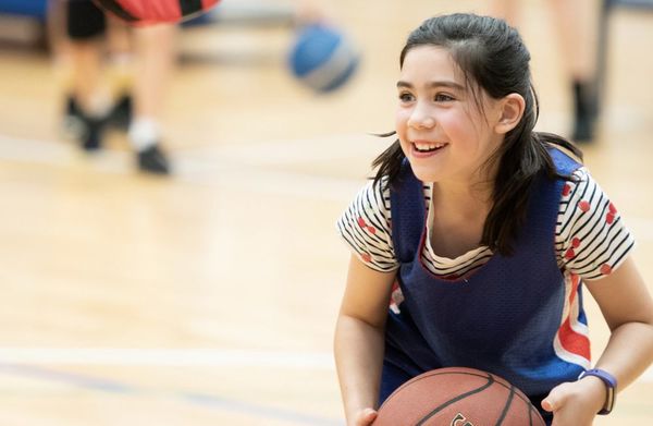 3 razones por las que participar en deportes es lo más empoderador que puede aprender una niña