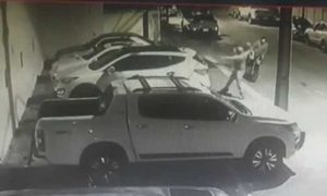 Captan momento en el que “tortolean” una camioneta en barrio Carmelitas - Nacionales - ABC Color
