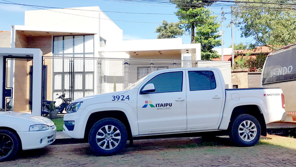 Continúa descarado abuso con vehículos de la Itaipu Binacional - La Clave