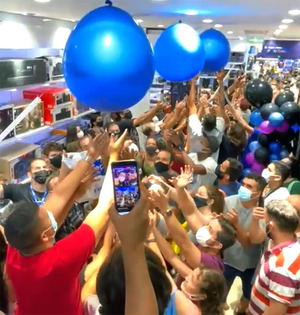 Feriado en el Brasil atrae a miles de compradores a Ciudad del Este | DIARIO PRIMERA PLANA