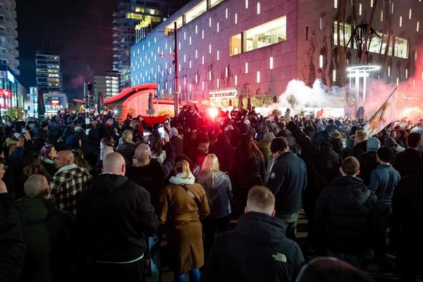 Cuarta noche de violencia y vandalismo en Países Bajos: al menos 21 detenidos en las protestas contra las medidas por el covid - .::Agencia IP::.