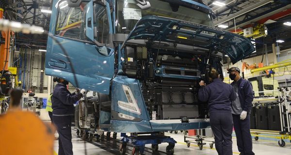 Volvo comienza a producir los nuevos camiones de la línea F en Brasil