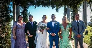 La Nación / Bibi Landó, bella, feliz y en buena compañía, en la boda de su hijo