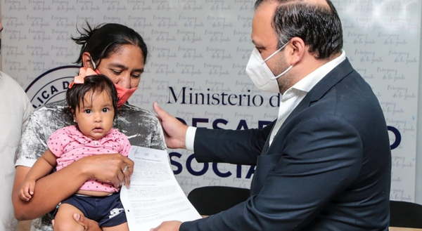 MDS entregó contratos de compraventa de lotes a familias de Central - Noticiero Paraguay