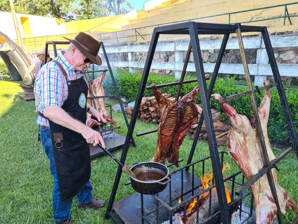La primera comilona solidaria de la Rural - El Independiente