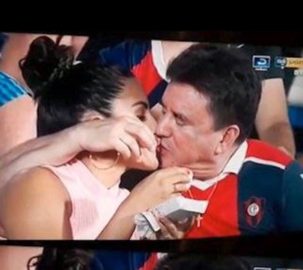 Chape de señor con modelo en la cancha causa furor (video)