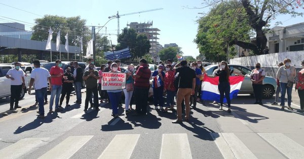 Funcionarios de Clínica se manifestarán mañana por recorte de G. 20 mil millones - ADN Digital