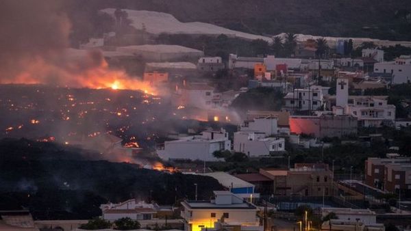 Confinan poblaciones en La Palma tras nueva colada de lava