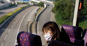 La Nación / Pasajeros duermen en autobús sin destino en Hong Kong