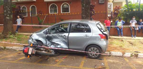 Fuerte colisión de vehículos en pleno centro de Encarnación