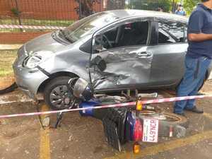 ACCIDENTE CON IMPORTANTES DAÑOS MATERIALES EN ENCARNACIÓN - Itapúa Noticias