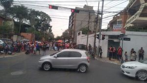 Manifestantes reclaman víveres a Itaipú frente a su sede en Asunción - Nacionales - ABC Color